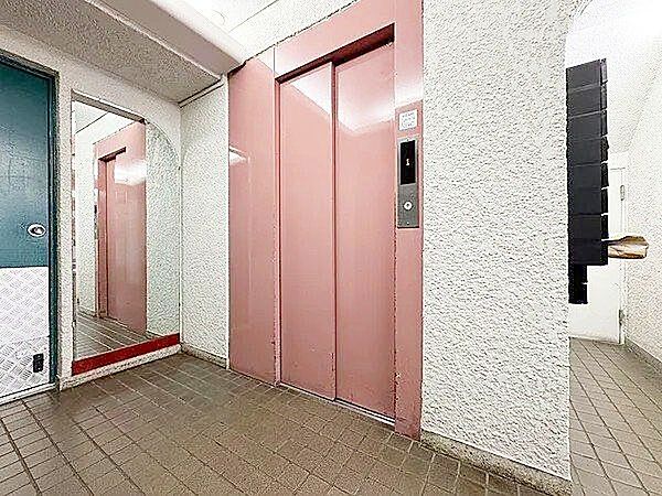 毎日の昇降が快適に、エレベーター完備！重い荷物の持ち運びやベビーカーの利用時も安心。階段の昇り降りにストレスを感じることなく、すべての世代にやさしい住環境を叶えます。