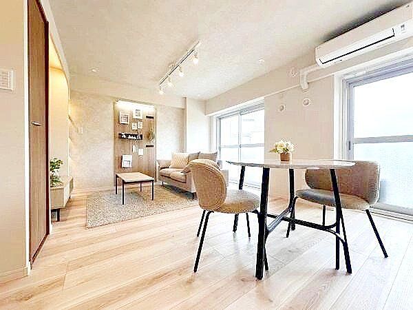 木のぬくもりとやわらかな照明に包まれた、カフェのようなリビング。お気に入りの椅子に腰かけて、コーヒー片手にゆったりと過ごす。心地よい時間が、毎日の暮らしの中に溶け込みます。