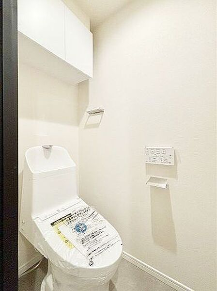 「やさしい温もりと清潔感に包まれる、ウォシュレット付きの上質な空間。」寒い朝も、忙しい日々も。肌にやさしい温水洗浄と抗菌機能が、心地よいひとときを演出します。