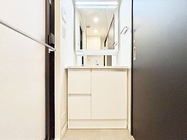 洗面台は朝を快適させてくれる空間としては大切な空間です。バタバタしている忙しい朝でも収納が多い洗面台では短時間で効率良く支度ができます。