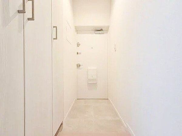 ゆとりある空間設計が際立つ玄関は、開放感と機能性を兼ね備えた上質な佇まい。動線や収納にも配慮された洗練のデザインが、住まいの品格を静かに引き立てます。