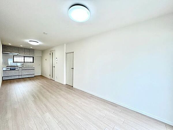窓の外に広がる緑と、室内に差し込むやわらかな風。都会にいながら自然を感じられる、静かで洗練されたリビングが、日常に深呼吸をもたらします。