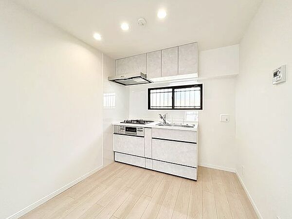 自然光と風が心地よい、窓付きキッチン。明るく開放的な空間で、毎日の料理がもっと快適に。熱やにおいがこもりにくく、気持ちよく換気できる理想的なキッチンです。