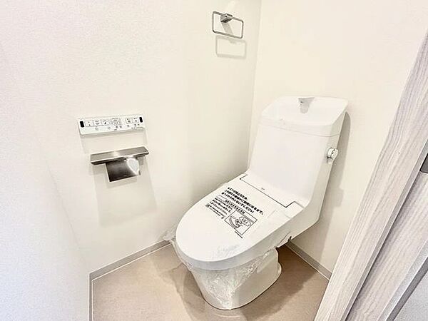 「やさしい温もりと清潔感に包まれる、ウォシュレット付きの上質な空間。」寒い朝も、忙しい日々も。肌にやさしい温水洗浄と抗菌機能が、心地よいひとときを演出します。