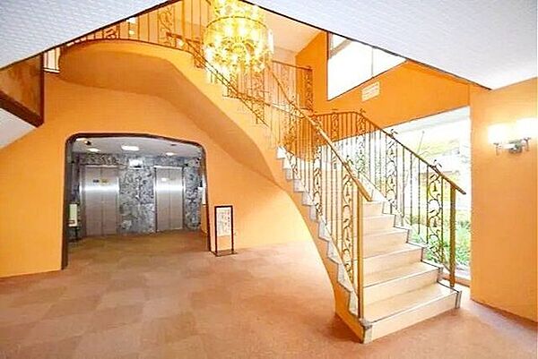 まるで高級ホテルのようなロビー空間は、住まう人を心地よく迎え、訪れる人には特別な印象を与えます。美しい照明と上品なインテリアが、日々の暮らしに“非日常”の彩りを添えてくれます。
