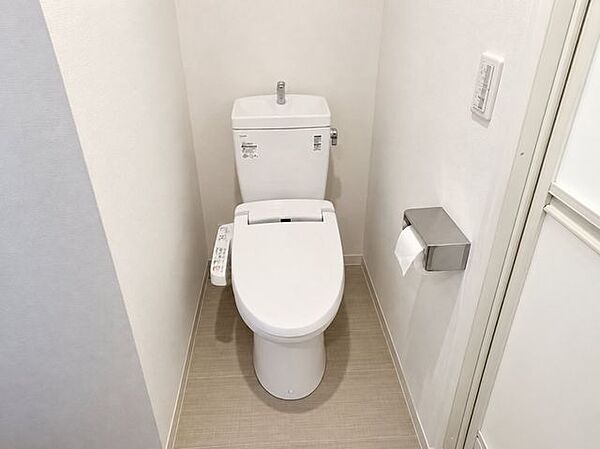 「やさしい温もりと清潔感に包まれる、ウォシュレット付きの上質な空間。」寒い朝も、忙しい日々も。肌にやさしい温水洗浄と抗菌機能が、心地よいひとときを演出します。