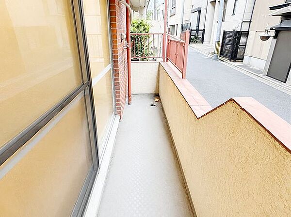 広々バルコニーで日当り良好なので、洗濯物も早く乾きそうですね ♪