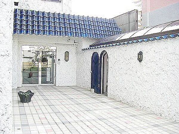 光を多く取り入れた明るいエントランス部分は高級感ある仕上り。将来に亘って誇れる我が家の大事な入り口部分。