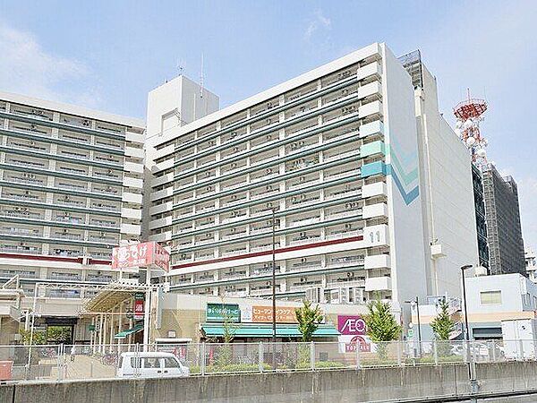 街に溶け合う美しい景観を生みだしているにも関わらず、採光や風通しを考えて設計された間取り。近隣との視線を考え、街全体で調整される窓位置。住まうご家族の心地よさを最優先しました。