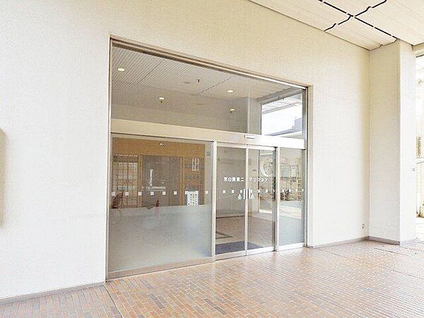 光を多く取り入れた明るいエントランス部分は高級感ある仕上り。将来に亘って誇れる我が家の大事な入り口部分。