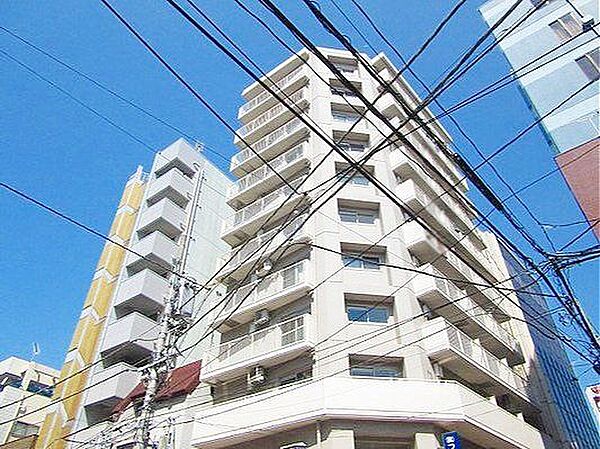 街に溶け合う美しい景観を生みだしているにも関わらず、採光や風通しを考えて設計された間取り。近隣との視線を考え、街全体で調整される窓位置。住まうご家族の心地よさを最優先しました。