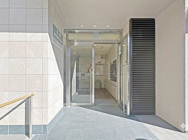 光を多く取り入れた明るいエントランス部分は高級感ある仕上り。将来に亘って誇れる我が家の大事な入り口部分。