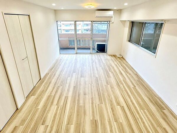 2面採光の角部屋リビングは、洗練された空間に豊かな表情をもたらします。時間帯によって変化する光がインテリアの質感を引き立て、都市の喧騒を忘れさせる静かな贅沢を演出します。