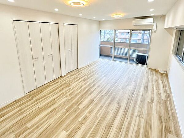 日常の暮らしを良い暮らしにする為のリノベーション。窓には、気持ちの良い風景が映ります。求めたのは、シンプルな機能美とスマートな空間美