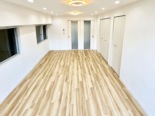 独立性を高めたお部屋。たっぷりの収納も配備しており、片付いた空間を現実出来そう。陽光も降り注ぐ明るく開放的な空間が魅力的。