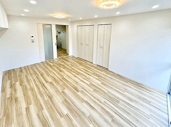 すっきり暮らせる、クローゼット付きの居室！衣類やバッグ、小物類をまとめて収納できるクローゼット付きの居室は、空間を美しく保ち、毎日の身支度を快適にしてくれます。