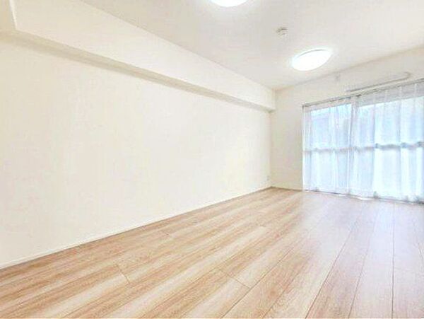 大きな窓から差し込む自然光が、白を基調とした空間にやさしく広がるリビング。光と影が織りなす表情が、時間の流れさえ美しく演出します。