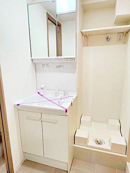パウダールームは朝を快適させてくれる空間としては大切な空間です。バタバタしている忙しい朝でも収納が多い洗面台では短時間で効率良く支度ができます。