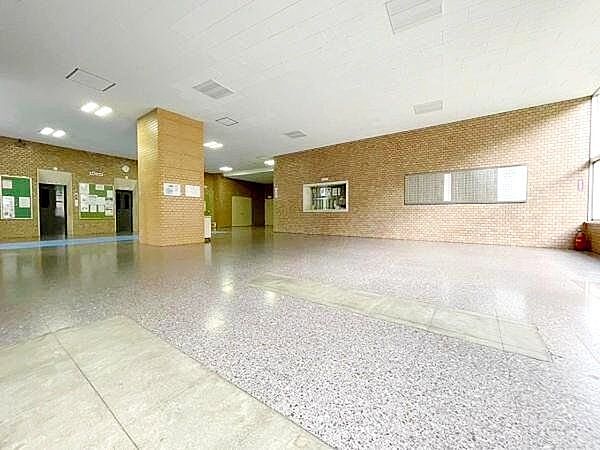 広々とした空間に自然光が差し込む心地よい設計。ベビーカーや荷物の多い日もスムーズに移動でき、住人同士の交流の場としても活用されています。毎日の暮らしに、ちょっとしたゆとりを。