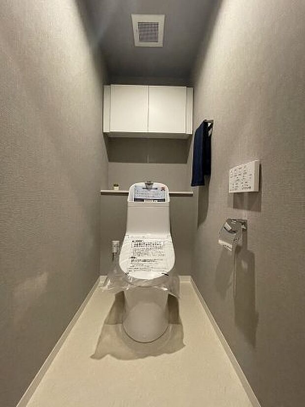 ウォシュレット付きトイレです。収納付き◎