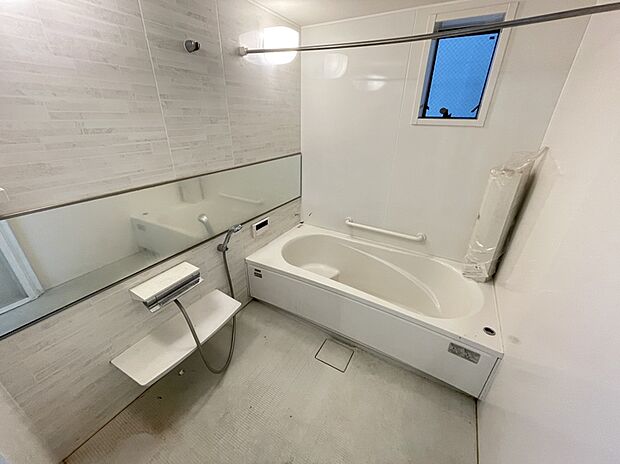 2200×1800の広い浴室です！小窓付きで換気が出来ます。