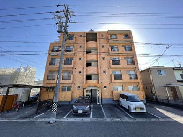 JR東海道本線「共和」駅　徒歩11分に位置する中古マンションです。