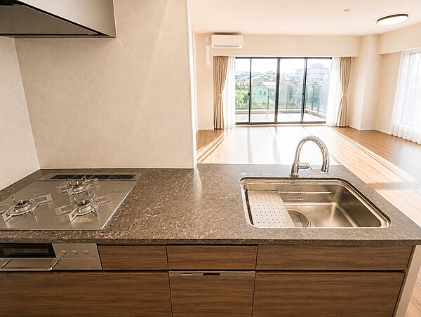 ≪キッチン≫「※掲載の室内写真は、居住中の家具・家電等をAI技術によりデジタル加工で消去したものであり、実際の室内状況とは一部異なります。現況を優先いたしますので、詳細は内覧時にご確認ください。」
