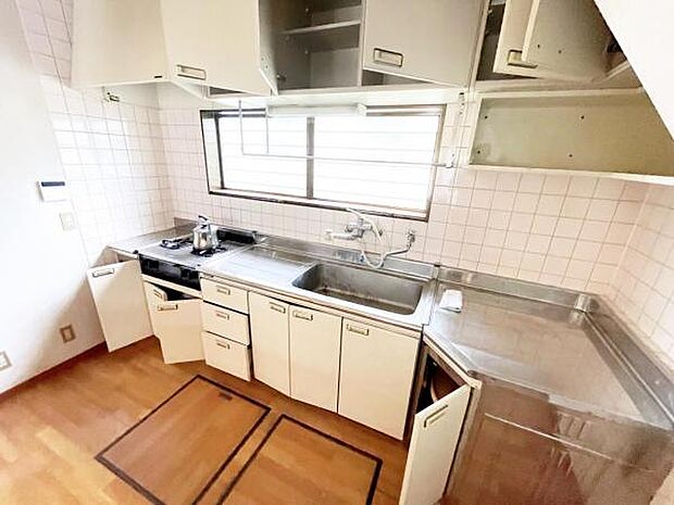 お部屋を広く使えるオープンタイプのキッチンを採用。