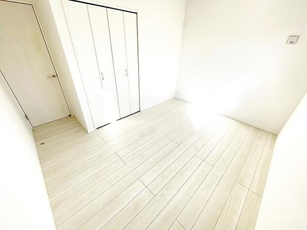 居室ドアとクローゼット扉を同色にすることにより、室内に落ち着きと安らぎを与えてくれます。 