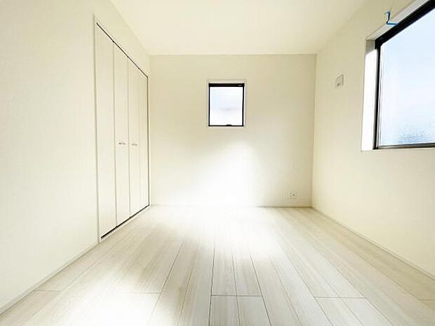 1階洋室には取り出しやすい両開きのクローゼットを設置。お部屋を広々とお使いいただけます。