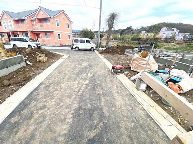 現地前面道路です。ぜひ現地をご覧ください。