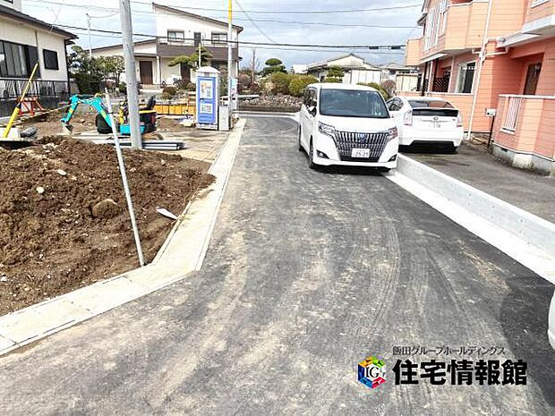 前面道路を含めた現地写真です。