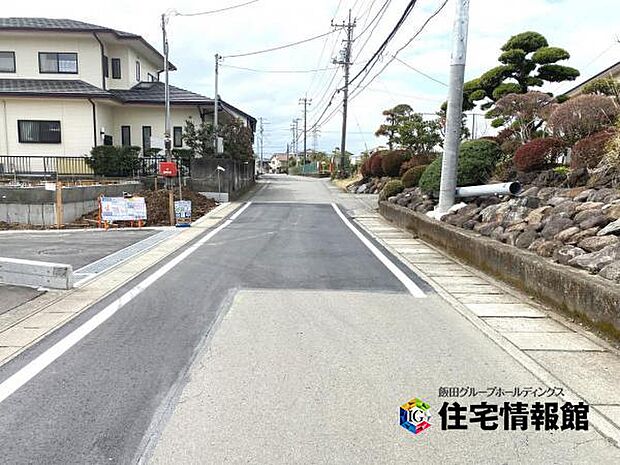 前面道路を含めた現地写真です。