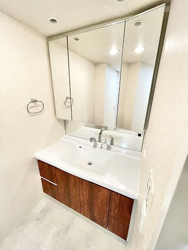 三面鏡付きの独立洗面台。下部だけでなく鏡の裏も収納になっており、小物もすっきり収納できます！