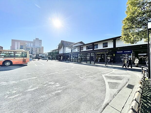 鎌倉駅まで600m　（約徒歩8分）観光地としても有名な鎌倉駅。2沿線利用可能ですので、通勤やお出かけの際もアクセス良好です！