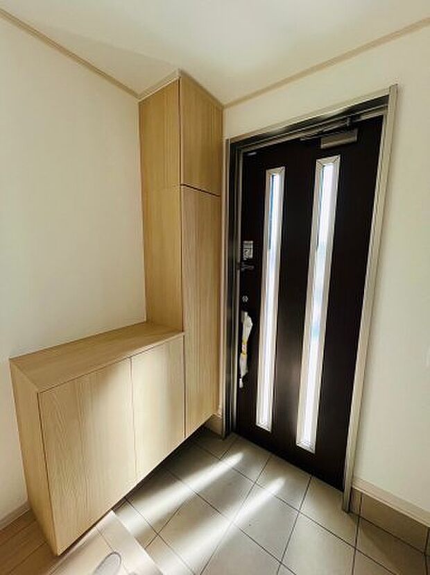 同仕様施工例　玄関ドアから採光が取れる明るい玄関