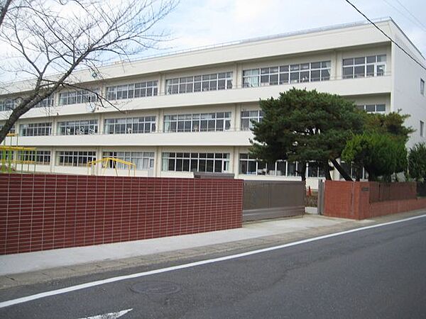 蛇田小学校 1060m