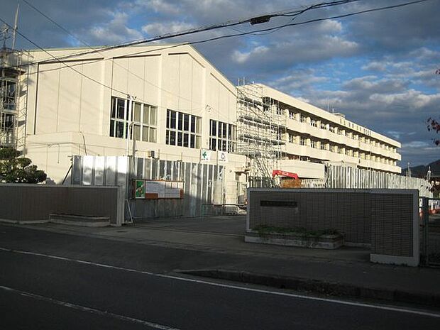 住吉中学校 890m