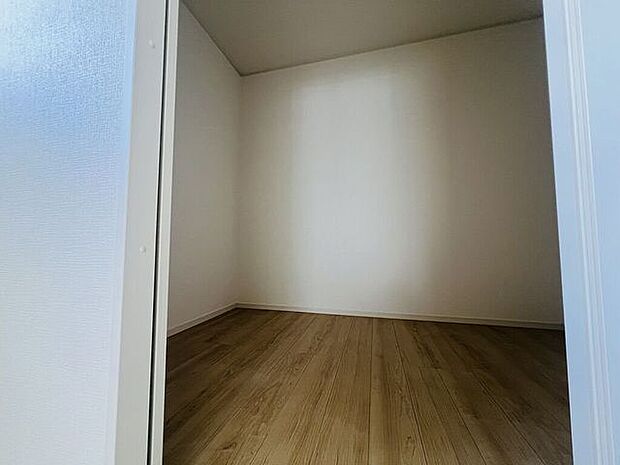 3帖の収納部屋★ドアで仕切ることもできます！