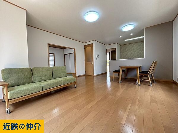 LDK部分約18.4帖南側開口部は電動シャッター付き