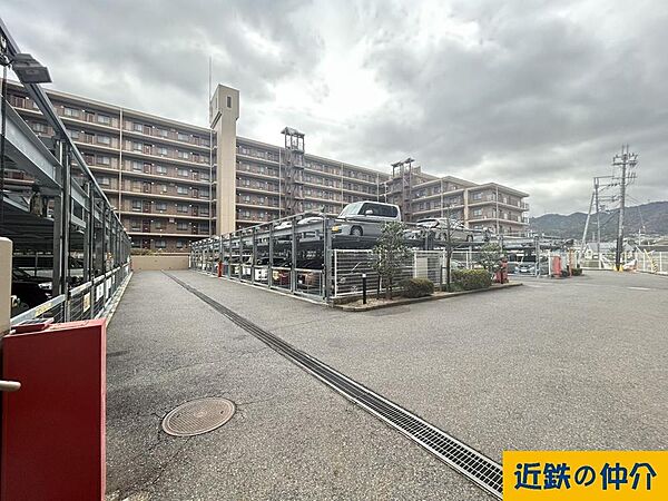敷地内には機械式駐車場を完備。お車での通勤やお出かけにも便利です。