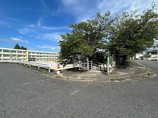 晴嵐小学校まで裏口を使って徒歩約3分と通学がラクチンです！