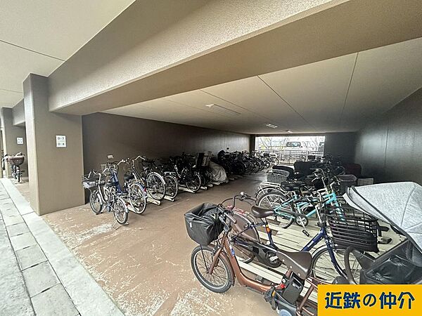 屋根付きの駐輪場を完備。大切な自転車を雨風から守り、快適な毎日をサポートします。通勤・通学にも便利です。