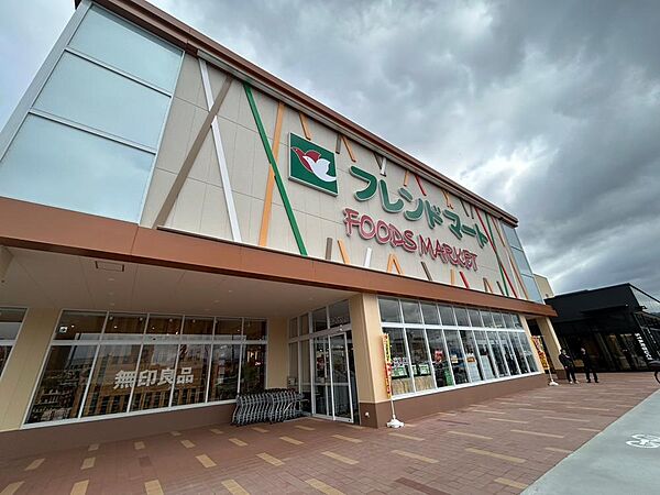 生活を豊かにする「無印良品」と、日々の食卓を彩る「フレンドマート」が併設。お買い物に便利な施設が揃っています。