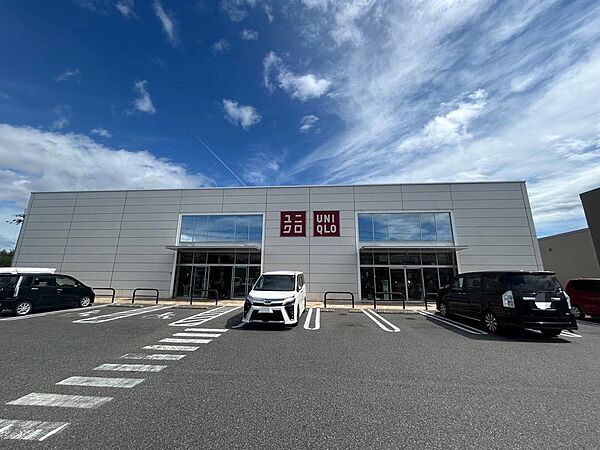 広々とした駐車場を完備した店舗。日常使いに便利な立地で、快適なショッピングが可能です。