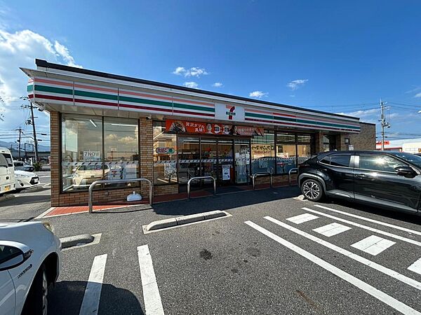 駐車場完備のコンビニエンスストアが近く、日々の買い物に便利です。アクセスしやすい立地で、快適な暮らしをサポートします。