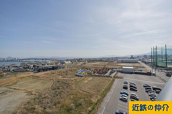 琵琶湖や橋、山々を望む開放的な眺望が魅力。青空の下、広がる景色を日々お楽しみいただけます。