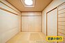 その他：和室は、来客用の寝室や書斎としても活用できます。収納も豊富で、季節物の衣類や布団もすっきりと収まります。