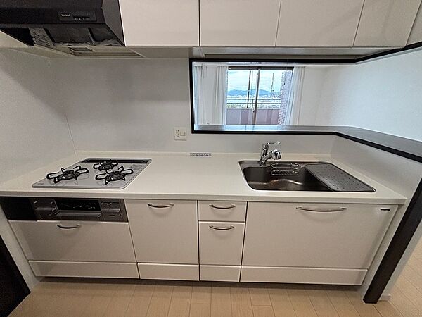 開放感あるキッチンは、料理をしながら景色も楽しめます。窓から自然光が差し込み、明るい空間で快適な料理時間をお過ごしいただけます。