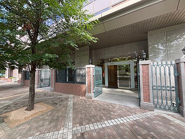 堂々とした構えのエントランスが、日々の暮らしに安心感と落ち着きをもたらします。緑豊かなアプローチも魅力です。
